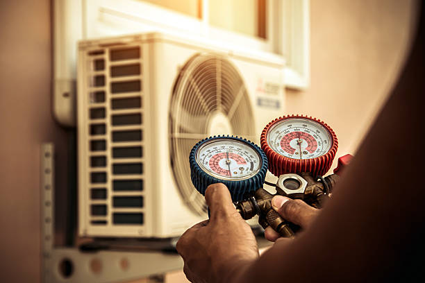 Professional Ac Installation technician working in Bettendorf, IA